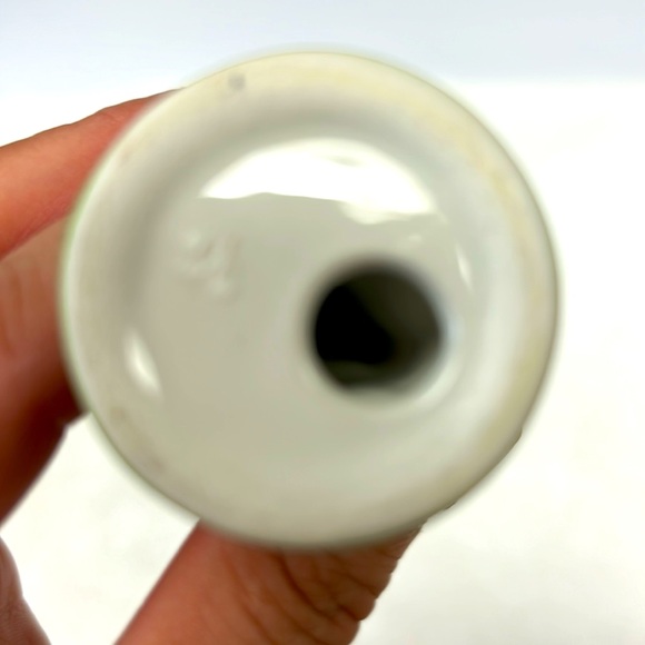 Vintage ceramic LAURA SECORD footed bunny under a tulip egg cup holder - Picture 5 of 6